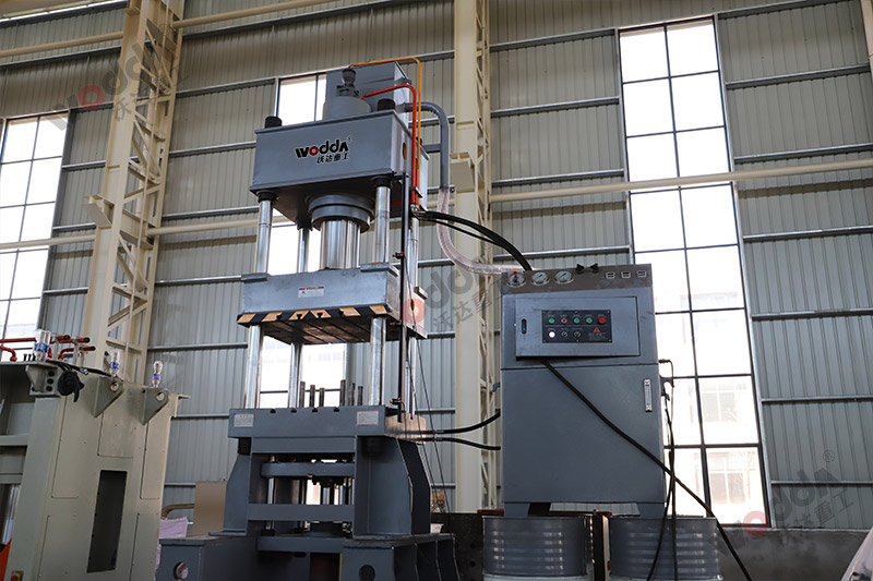 200噸輪(lun)毂拉伸成(cheng)型液壓機(ji)