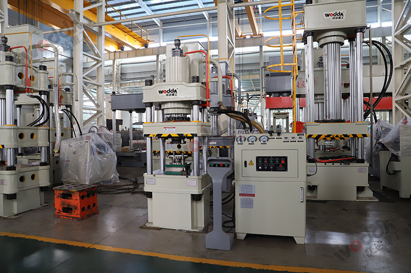 200噸不(bu)鏽鋼蓋(gai)拉伸液(ye)壓機