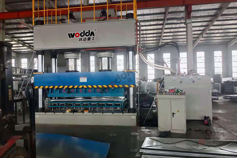 1000噸(dun)不鏽鋼水(shui)箱闆拉伸(shen)液壓機_1000T雙(shuang)缸四柱拉(la)伸機 1000噸不(bu)鏽鋼水箱(xiang)闆拉伸液(ye)壓機_1000T雙缸(gang)四柱拉伸(shen)機