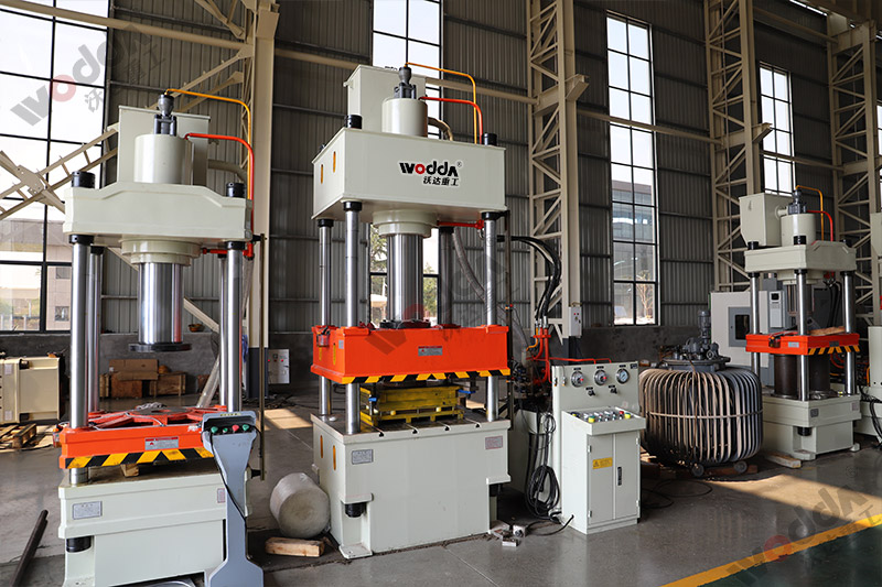 200噸不(bu)鏽鋼蓋(gai)闆拉伸(shen)液壓機(ji)