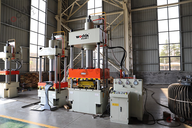 200噸不(bu)鏽鋼蓋(gai)闆拉伸(shen)液壓機(ji)