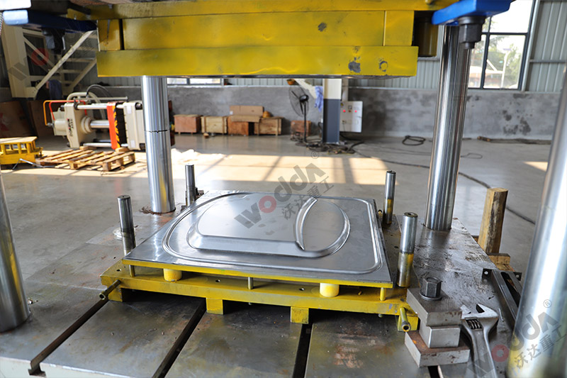 200噸不鏽(xiu)鋼蓋闆(pan)拉伸液(ye)壓機模(mo)具