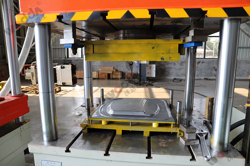 200噸不(bu)鏽鋼蓋(gai)闆拉伸(shen)液壓機(ji)模具