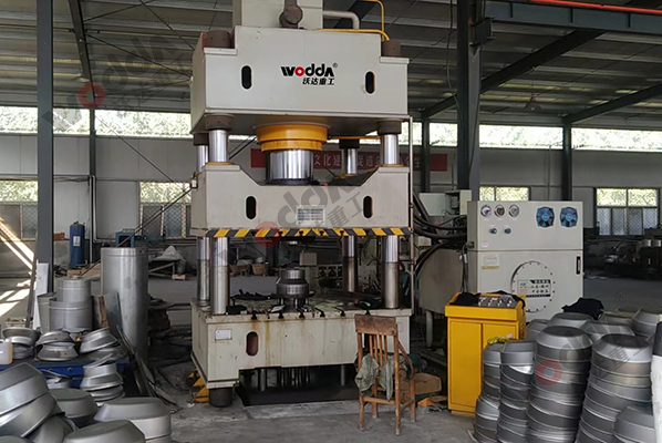 500噸不鏽(xiu)鋼封頭(tou)拉伸液(ye)壓機