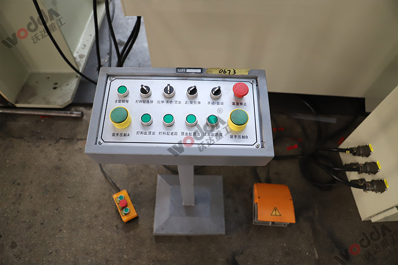 500噸(dun)拉伸(shen)液壓(ya)機操(cao)控按(an)鈕