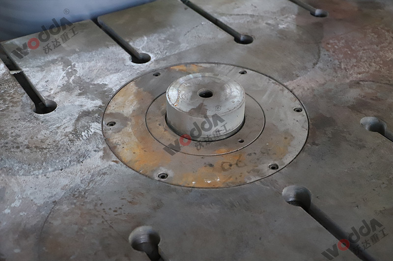 630噸(dun)拉伸(shen)液壓(ya)機下(xia)頂缸(gang)