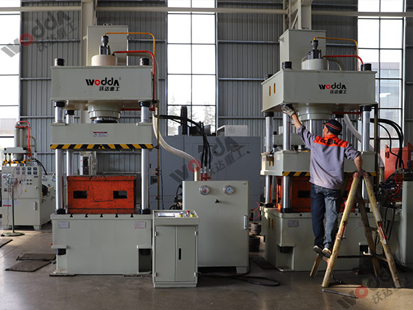 200噸四(si)柱液(ye)壓拉(la)伸機(ji)