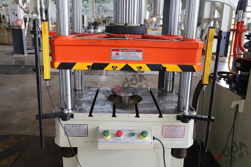 100噸三梁(liang)四柱液(ye)壓機工(gong)作台