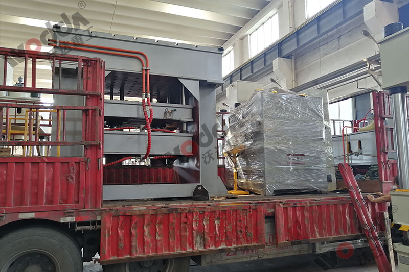 不(bu)鏽鋼(gang)托盤(pan)拉伸(shen)液壓(ya)機裝(zhuang)車發(fa)貨