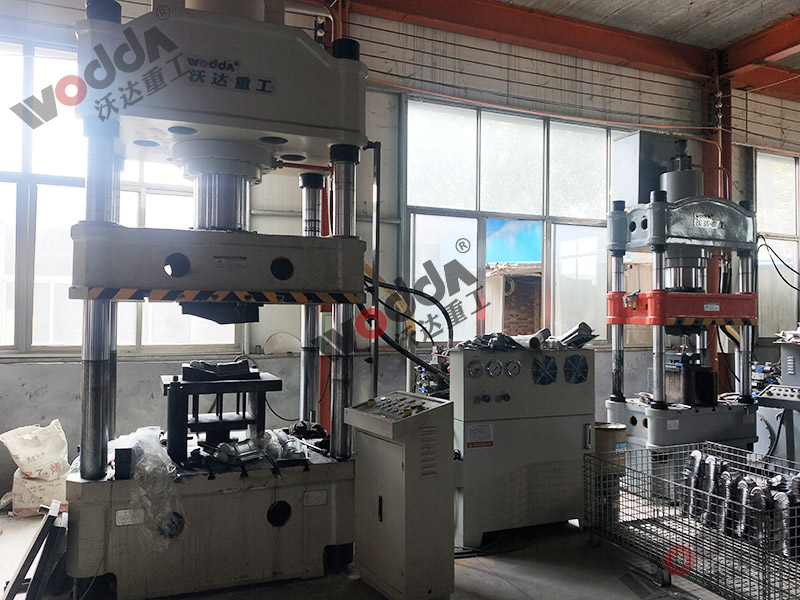 200噸金(jin)屬薄(bao)闆拉(la)伸機(ji)