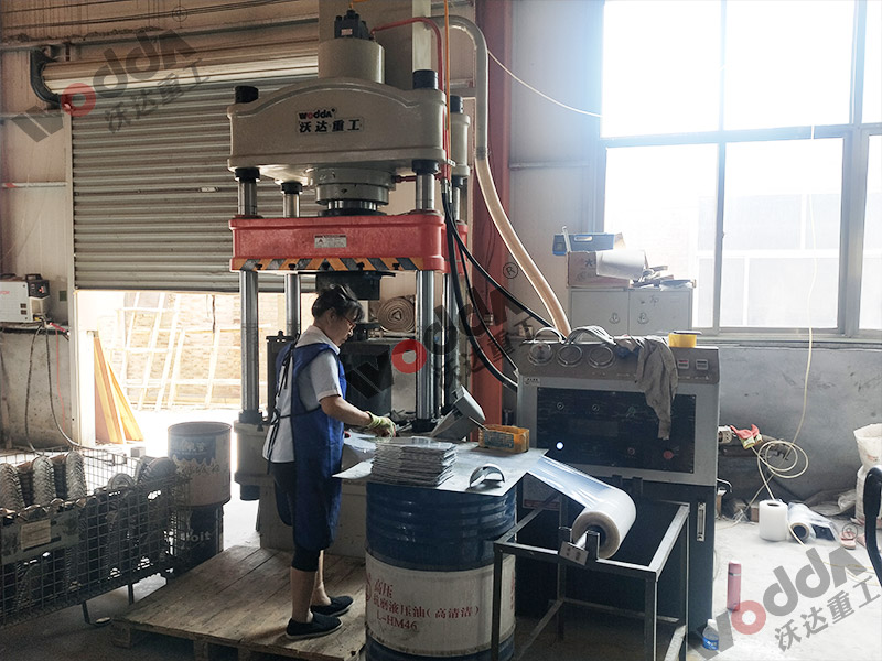 200噸金(jin)屬薄(bao)闆拉(la)伸機(ji)