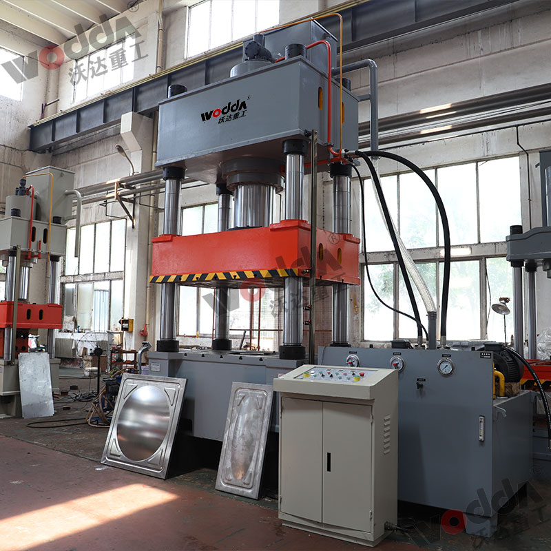 500噸不鏽(xiu)鋼水箱(xiang)成型液(ye)壓機