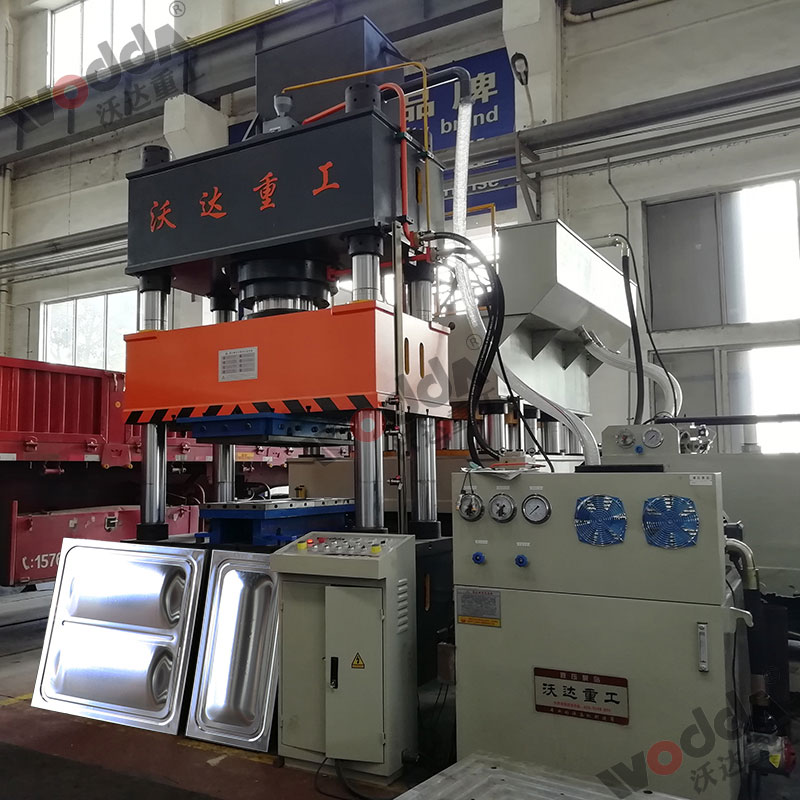 400噸(dun)不鏽鋼(gang)水箱拉(la)伸液壓(ya)機