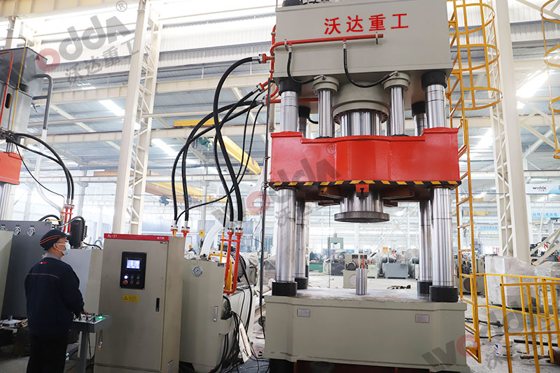 800噸封(feng)頭拉伸(shen)液壓機(ji)