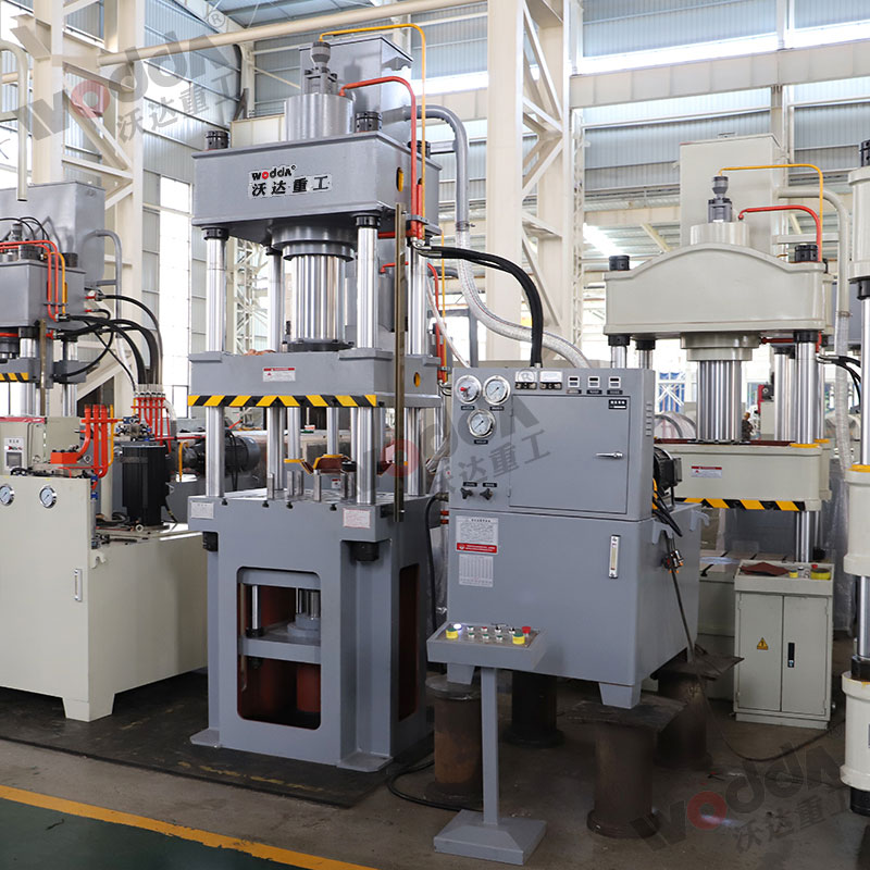 200噸金(jin)屬薄(bao)闆拉(la)伸液(ye)壓機(ji) 200噸金(jin)屬薄(bao)闆拉(la)伸液(ye)壓機(ji)