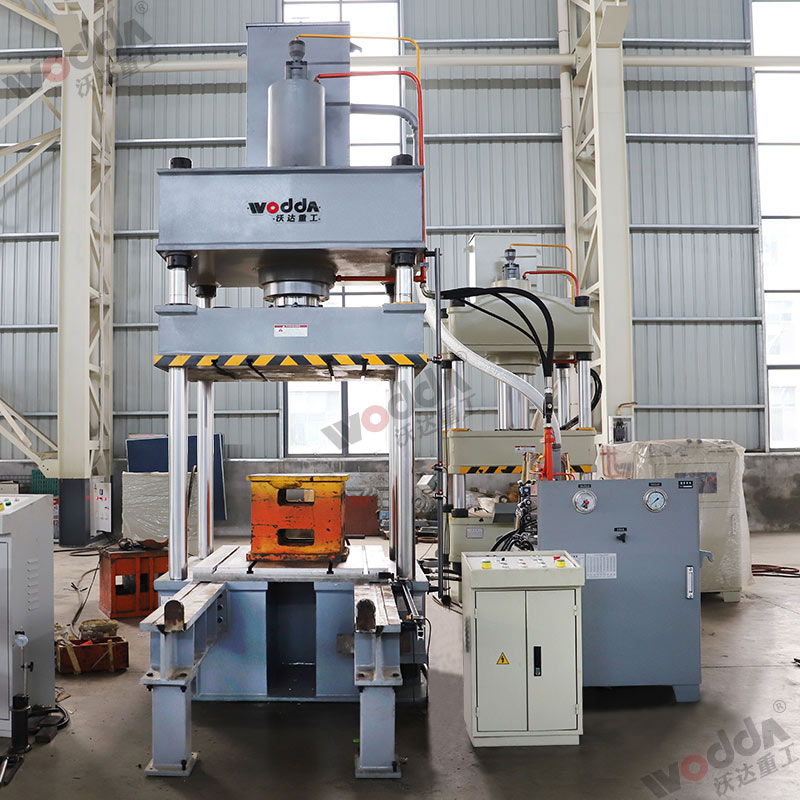 200噸四(si)柱拉伸(shen)液壓機(ji)