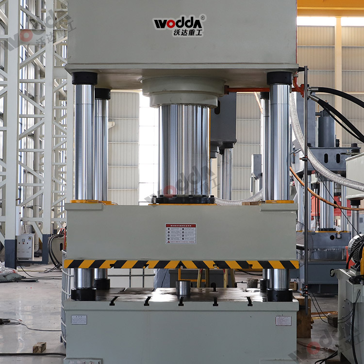 630噸四(si)柱液(ye)壓機(ji)機身(shen)