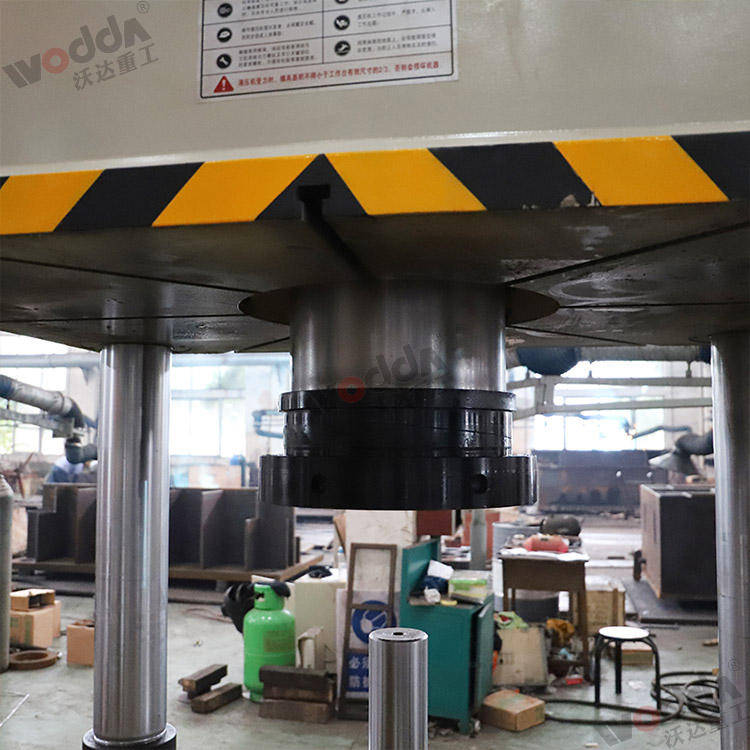 封(feng)頭液壓(ya)機沖頭(tou)