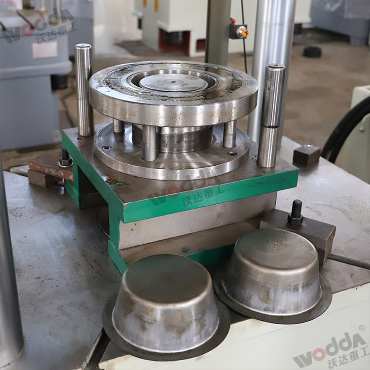 200噸(dun)四柱(zhu)拉伸(shen)機用(yong)戶現(xian)場圖(tu)