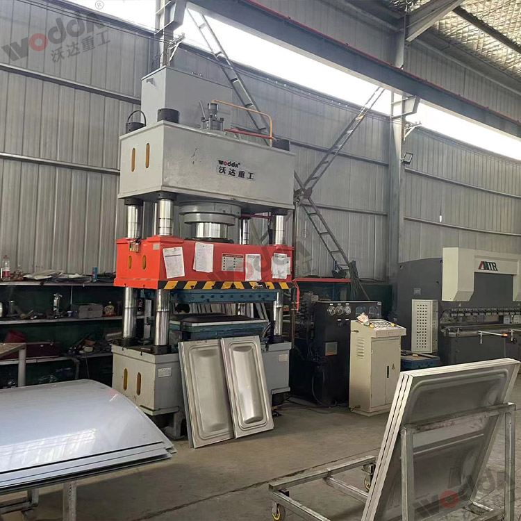 拉伸(shen)不鏽(xiu)鋼水(shui)箱液(ye)壓機(ji)