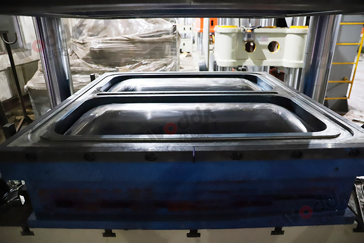 拉伸(shen)水箱(xiang)模具(ju)