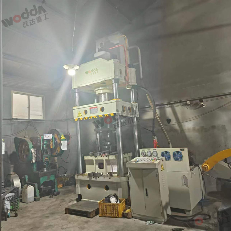 315噸(dun)上置(zhi)液壓(ya)墊拉(la)伸液(ye)壓機(ji)（圖1）