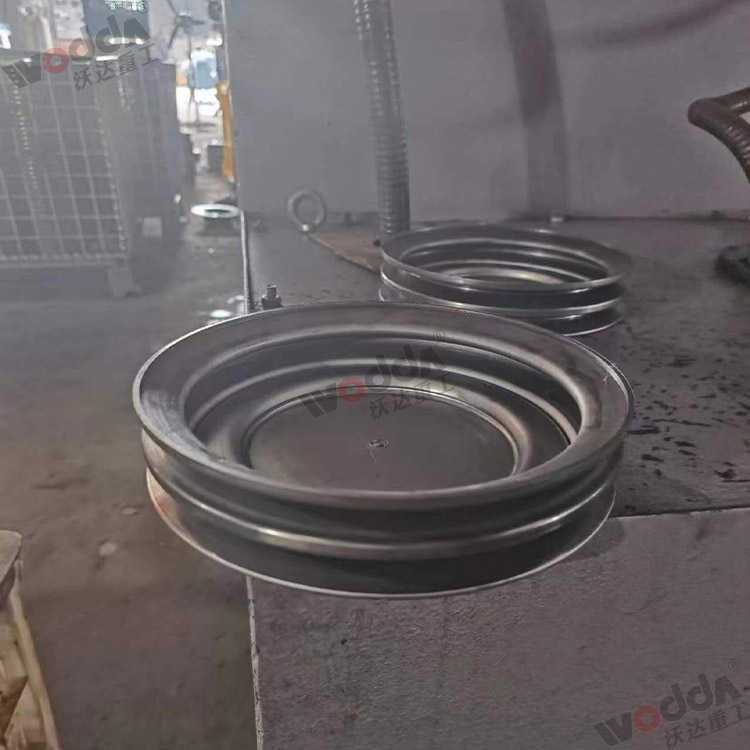 315噸上(shang)置液(ye)壓墊(nian)拉伸(shen)液壓(ya)機應(ying)用