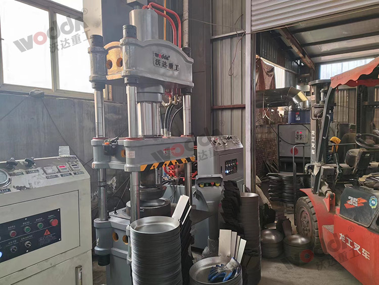 100噸(dun)四柱液壓(ya)機拉伸鐵(tie)鍋一次成(cheng)型