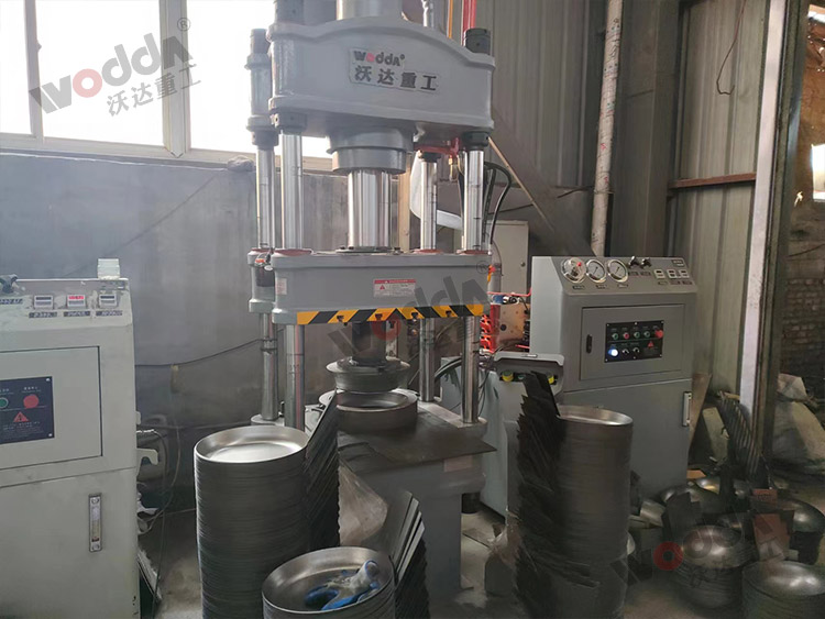 100噸四柱液(ye)壓機拉伸(shen)鐵鍋現場(chang)