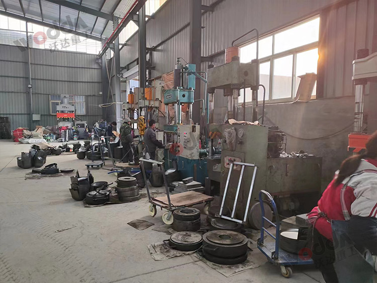 100噸四柱(zhu)液壓機拉(la)伸鐵鍋客(ke)戶現場