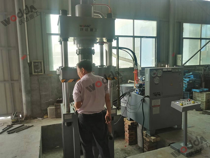 200噸不(bu)鏽鋼(gang)離心(xin)風機(ji)成型(xing)液壓(ya)機（圖(tu)1）