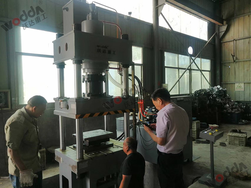 200噸不(bu)鏽鋼(gang)離心(xin)風機(ji)成型(xing)液壓(ya)機（圖(tu)2）