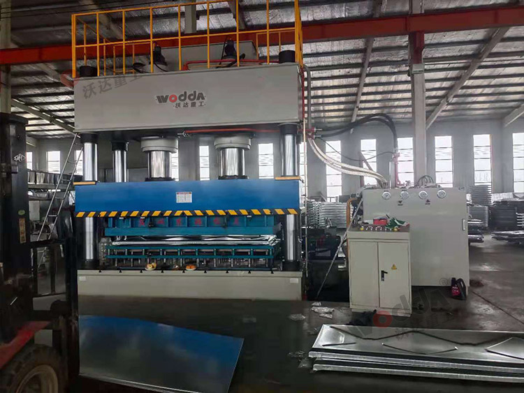 1000噸(dun)不鏽鋼(gang)水箱闆(pan)拉伸液(ye)壓機（圖(tu)1）