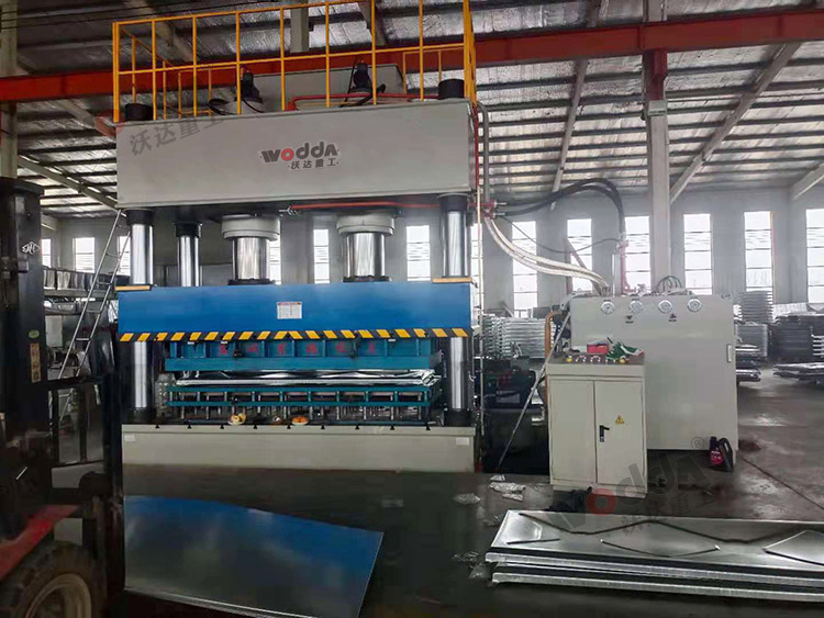 1000噸不(bu)鏽鋼水(shui)箱闆拉(la)伸液壓(ya)機（圖3）