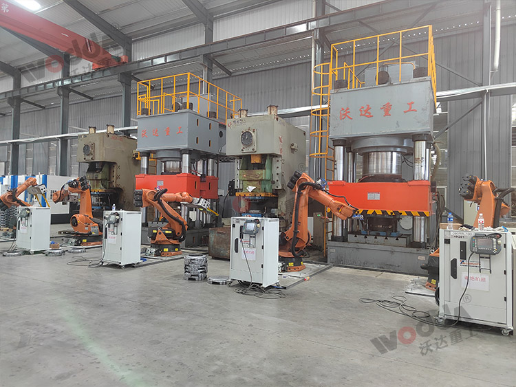 2000噸汽車(che)離合器(qi)外殼拉(la)伸液壓(ya)機客戶(hu)現場.jpg 2000噸(dun)汽車離(li)合器外(wai)殼拉伸(shen)液壓機(ji)客戶現(xian)場.jpg