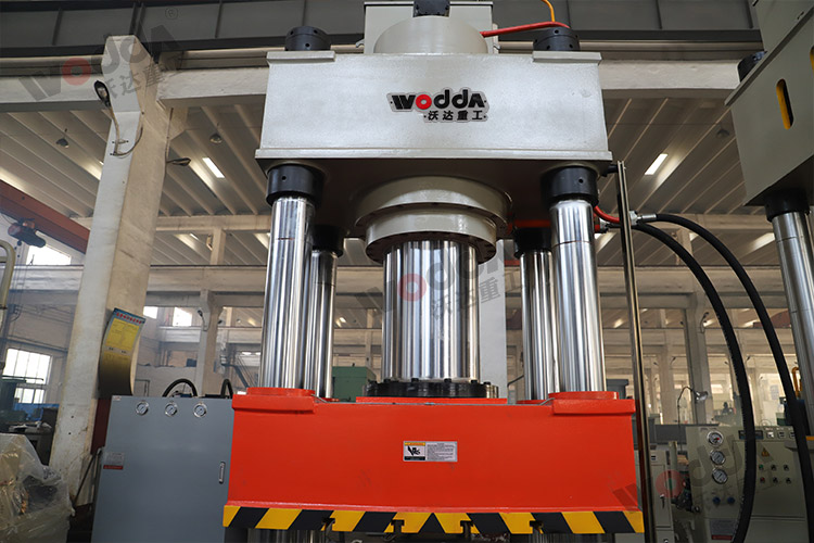 500噸(dun)動力電(dian)池電芯(xin)鋁殼拉(la)伸液壓(ya)機機身(shen)