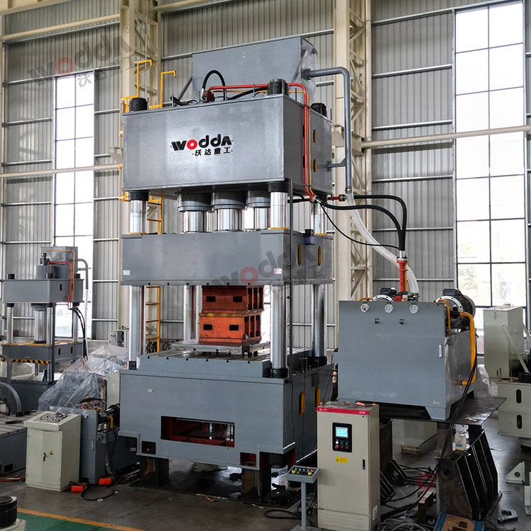 1500噸四(si)柱拉(la)伸液(ye)壓機(ji)側視(shi)圖