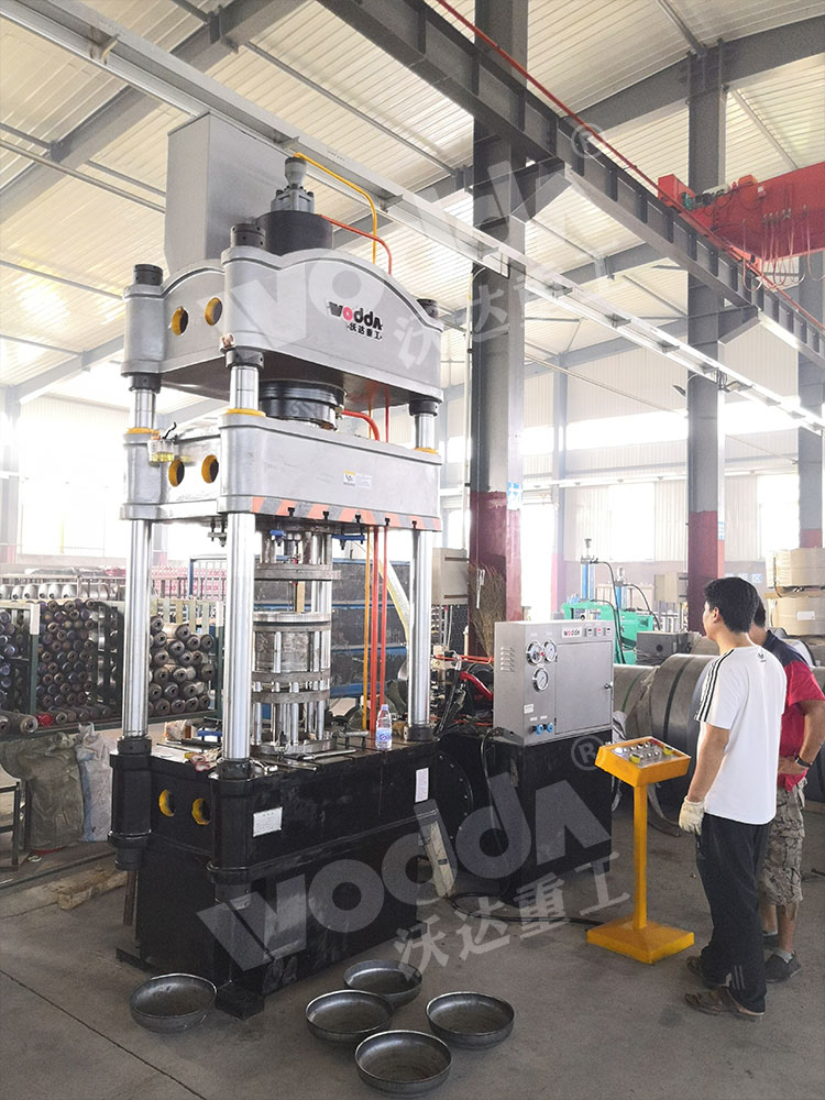 200噸煤(mei)氣罐封(feng)頭液壓(ya)機