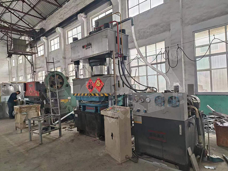 不(bu)鏽鋼(gang)水箱(xiang)闆液(ye)壓機(ji)客戶(hu)現場(chang)