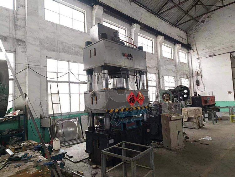 不鏽(xiu)鋼水(shui)箱闆(pan)液壓(ya)機客(ke)戶現(xian)場