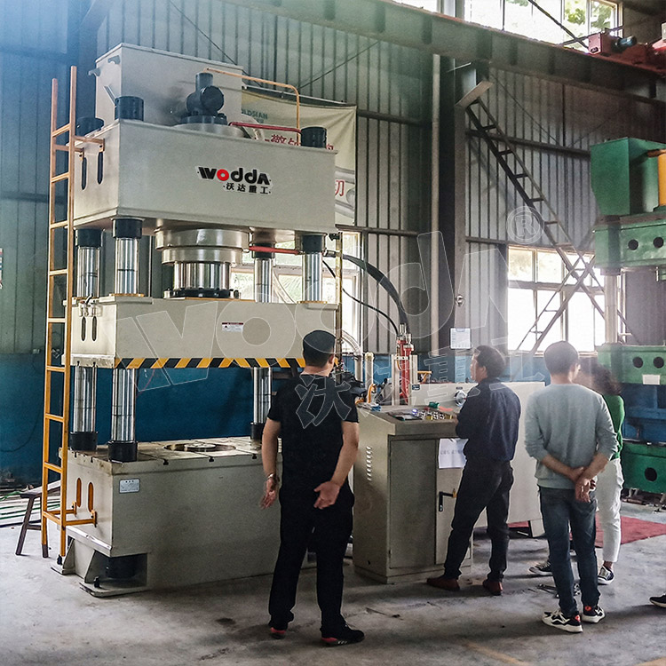 500噸(dun)不鏽鋼水(shui)箱闆拉伸(shen)液壓機