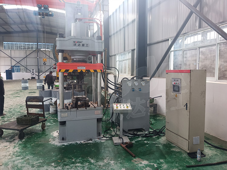 200噸(dun)封頭(tou)拉伸(shen)液壓(ya)機（圖(tu)3）