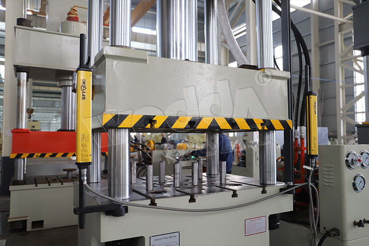 150噸拉伸(shen)機（液壓墊(nian)）