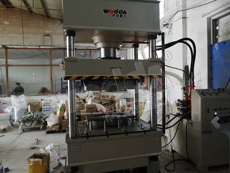 250噸(dun)太陽(yang)能路(lu)燈殼(ke)拉伸(shen)液壓(ya)機