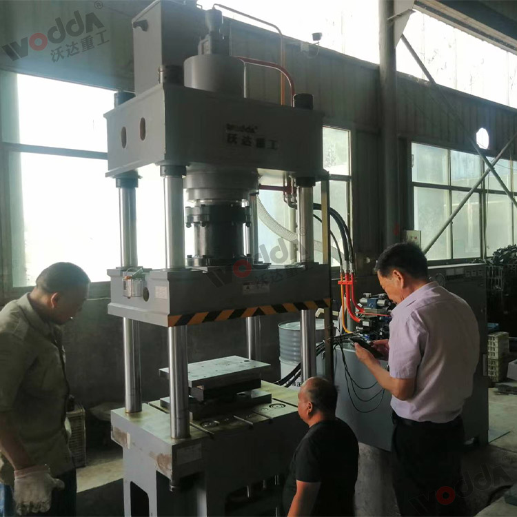 200噸不(bu)鏽鋼離(li)心風機(ji)拉伸成(cheng)型液壓(ya)機