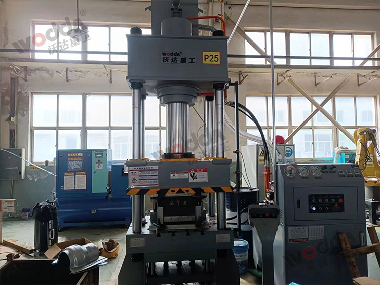 200噸(dun)拉伸液(ye)壓機壓(ya)汽車排(pai)氣管散(san)熱罩客(ke)戶現場(chang)