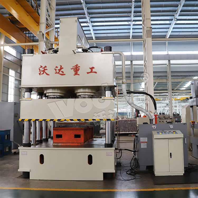 2000噸鋼木(mu)門壓花(hua)機車間(jian)實物