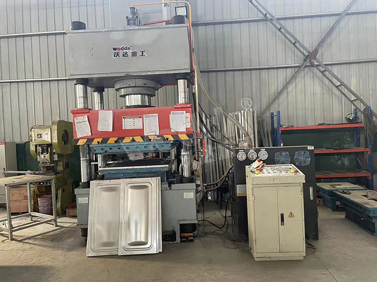 400噸液(ye)壓拉伸(shen)機拉伸(shen)不鏽鋼(gang)水箱