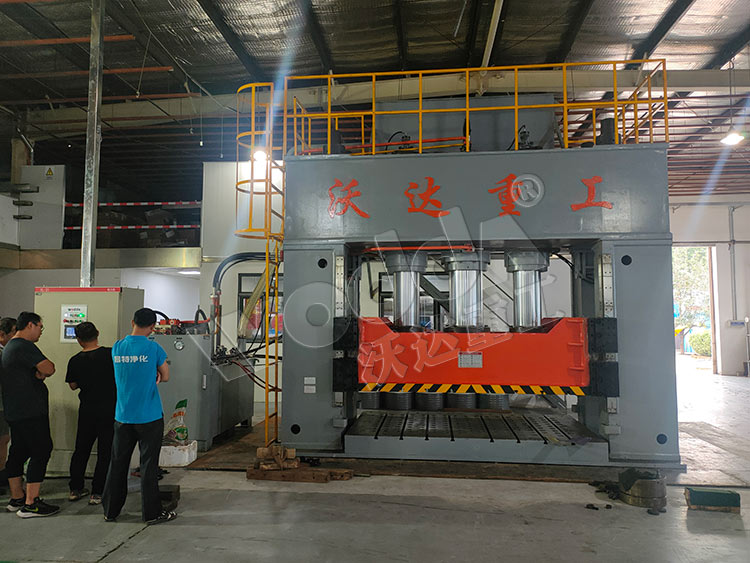 1000噸(dun)框架(jia)式薄(bao)闆拉(la)伸液(ye)壓機(ji)客戶(hu)現場(chang)