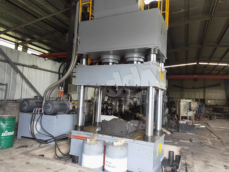 800噸金屬(shu)冷壓成型(xing)液壓機